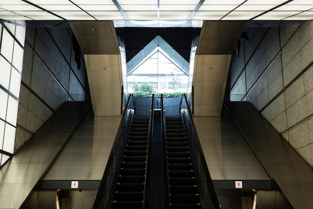 Foto gratuita escalera mecánica del metro