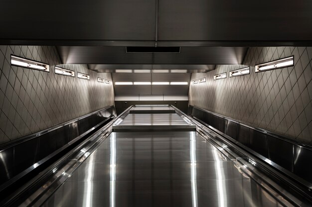 Escalera mecánica en el metro