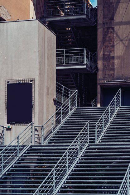 Escalera de metal moderna