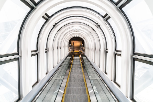 Foto gratuita escalera móvil en el edificio flotante jardín observatorio