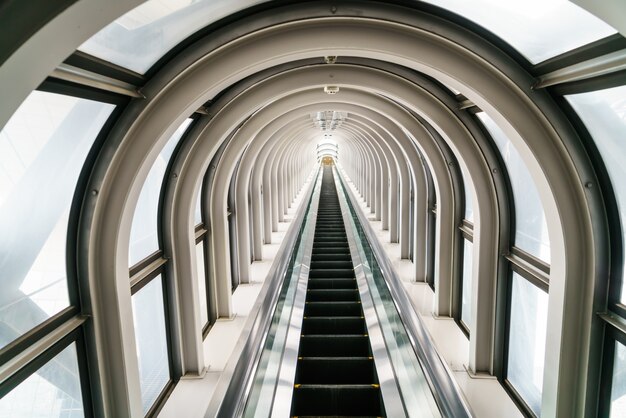 Escalera móvil en el edificio moderno