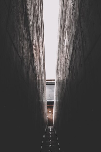 Escalera oscura del callejón estrecho