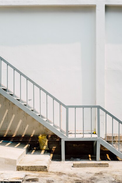 escalera y pared blanca