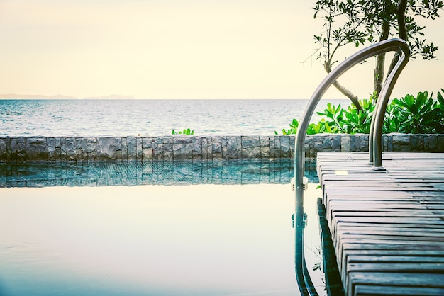 Foto gratuita escalera de la piscina