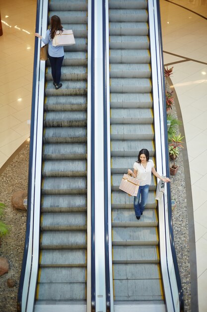 Escaleras en el centro comercial