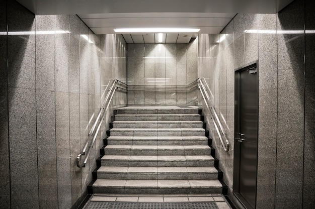 Foto gratuita escaleras de un edificio