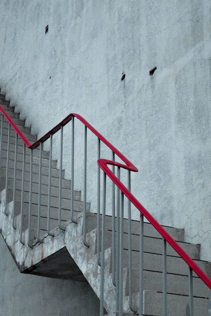 Escaleras de hormigón con barandilla roja