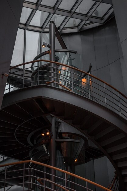 Escaleras de hormigón gris dentro del edificio