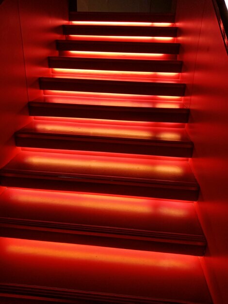 Escaleras iluminadas en rojo en el interior