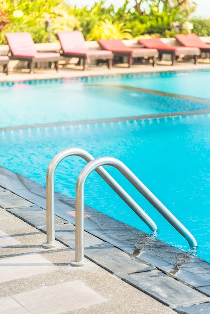 escaleras limpias de vacaciones junto a la piscina de natación