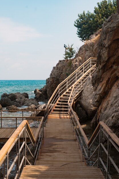 Escaleras de madera en la montaña en el mar