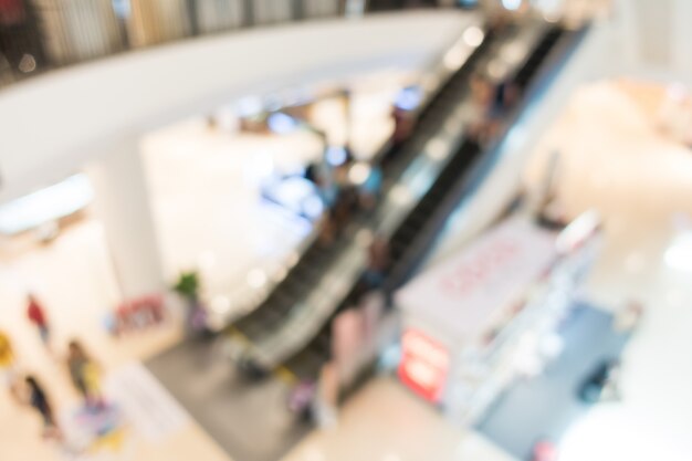 Escaleras mecánicas borrosas en un centro comercial vista desde arriba