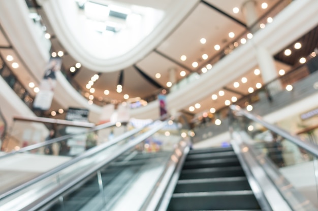 Escaleras mecánicas borrosas en un centro comercial