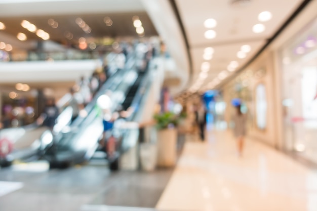 Escaleras mecánicas borrosas en un centro comercial