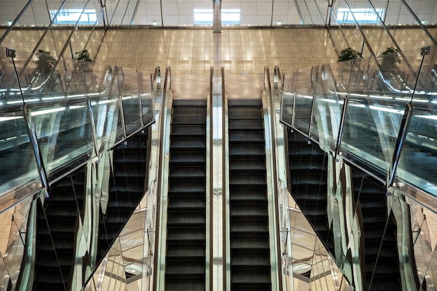 Escaleras mecánicas en el centro comercial