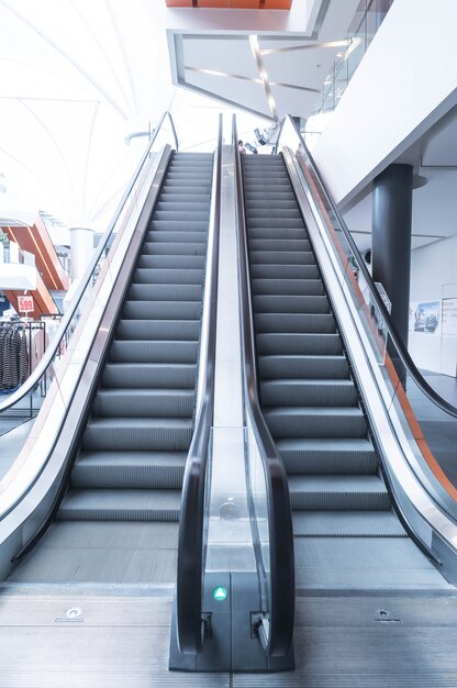 Escaleras mecánicas, Escaleras mecánicas arriba y abajo