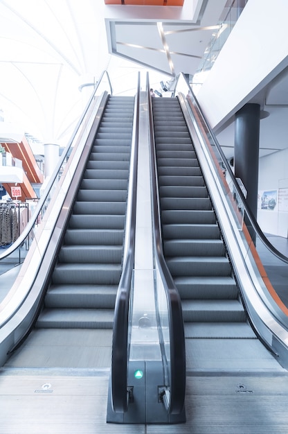 Escaleras mecánicas, Escaleras mecánicas arriba y abajo