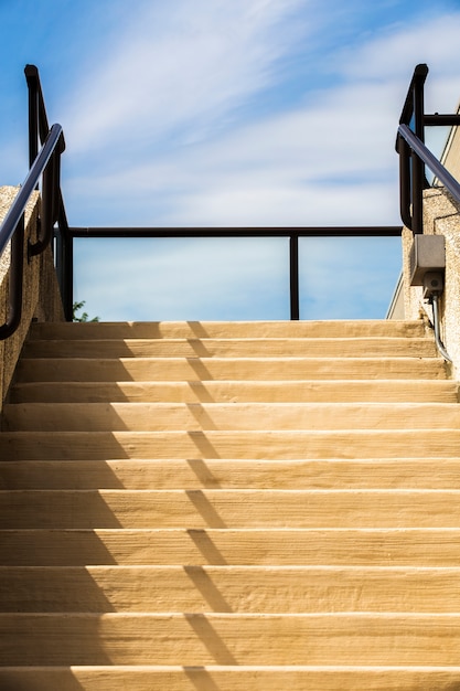 Foto gratuita escaleras modernas con cielo azul