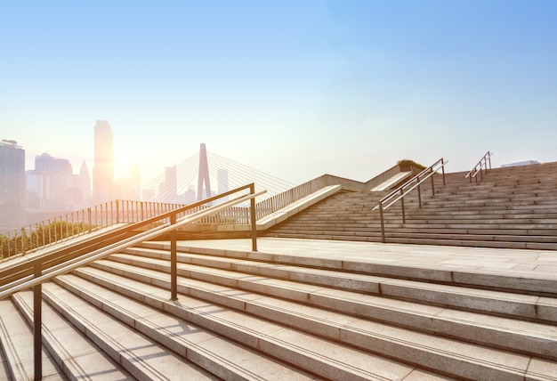 Foto gratuita escaleras con pasamanos