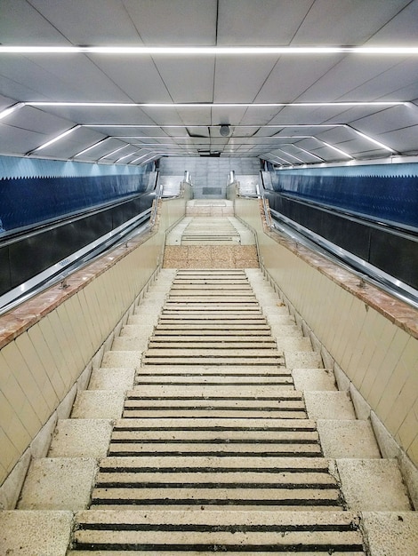 Escaleras de piedra blanca que atraviesan el edificio.