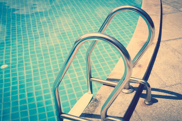 Escaleras en una piscina