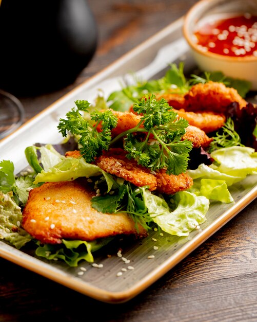 Escalope de pollo servido con lechuga y verduras