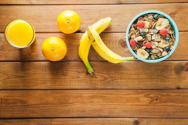 Foto gratuita escamas y fruta en composición