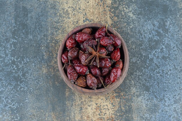 Escaramujos orgánicos secos en un tazón de madera.