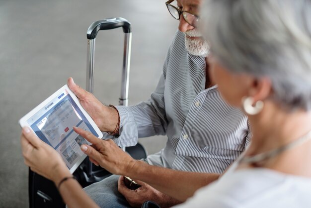 Escena de aeropuerto viajando pareja Senior