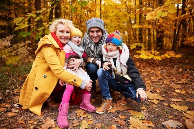 Escena alegre de familia en bosque