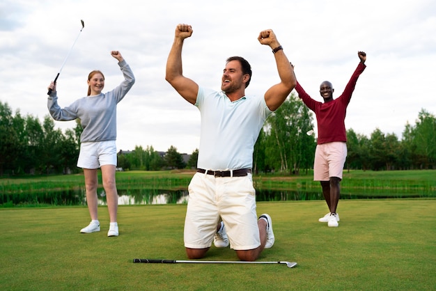 Foto gratuita escena con amigos en el campo de golf.