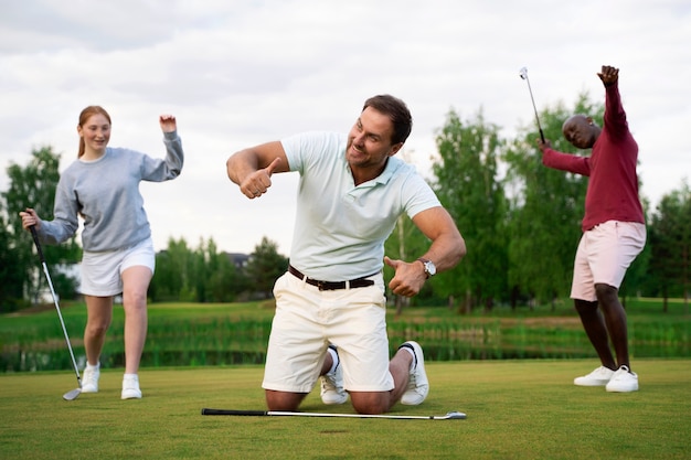 Escena con amigos en el campo de golf.