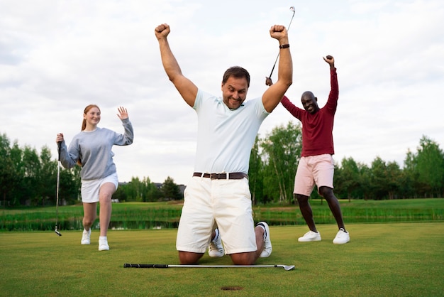 Foto gratuita escena con amigos en el campo de golf.