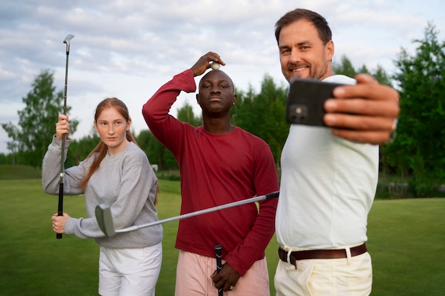 Foto gratuita escena con amigos en el campo de golf.