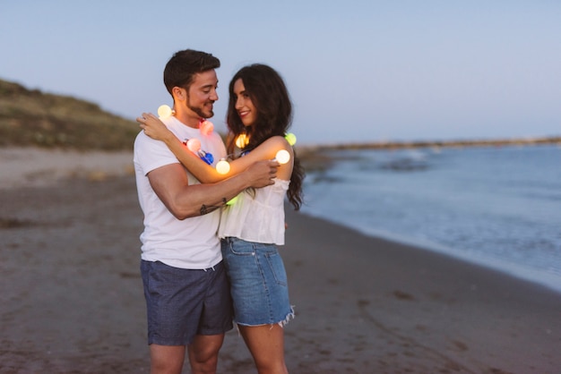 Foto gratuita escena de amor de pareja en la playa