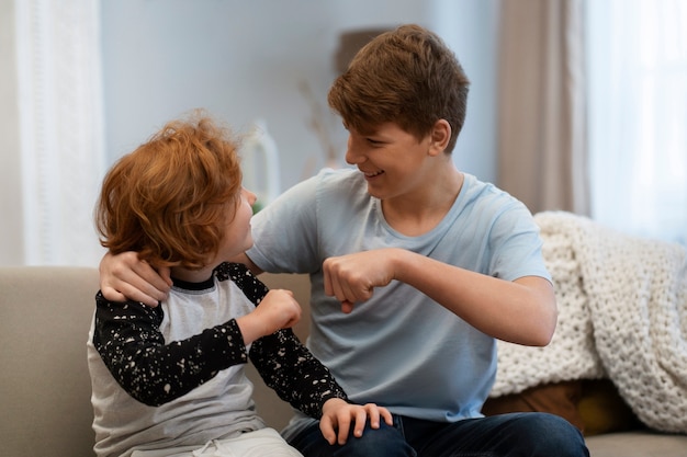 Una escena auténtica de primos pasando el tiempo juntos.