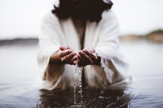 Escena bíblica - de Jesucristo bebiendo agua con sus manos