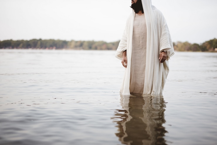 Foto gratuito escena bíblica - de jesucristo parado en el agua
