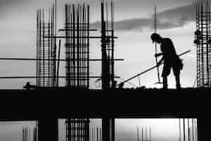 Foto gratuita escena en blanco y negro que muestra la vida de los trabajadores de la construcción en el sitio