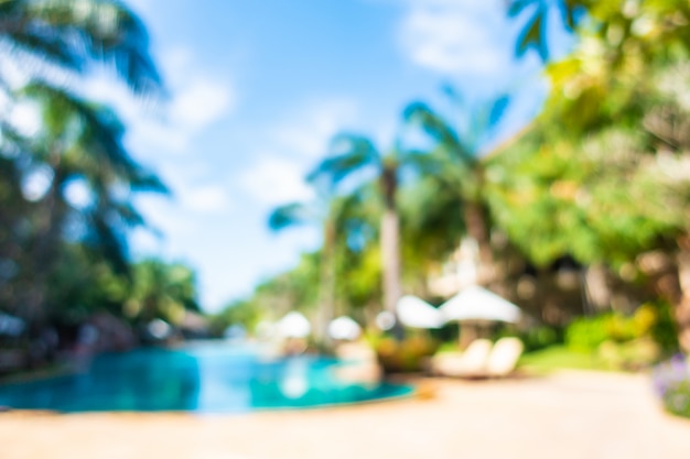 Escena borrosa de piscina al aire libre en hotel resort