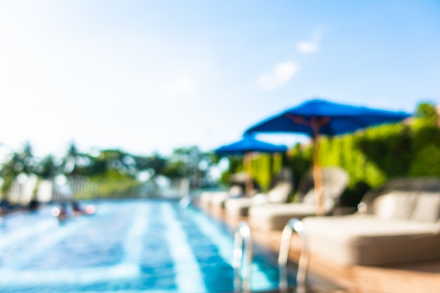 Escena borrosa de piscina al aire libre en hotel resort