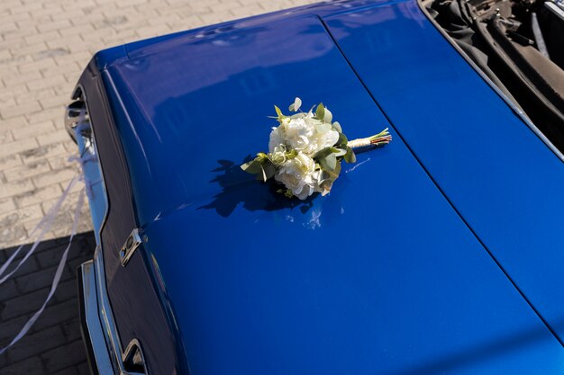 Escena de coche de recién casados de alto ángulo con flores