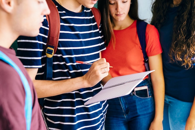 Foto gratuita escena de escuela con niños