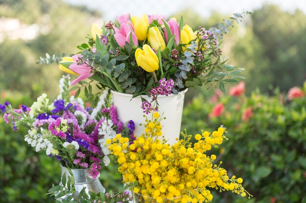 Escena fantástica de floreros con flores en flor