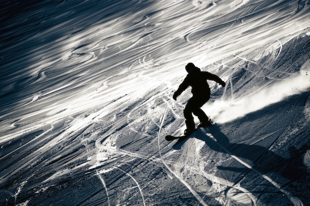 Foto gratuita escena fotorrealista de invierno con personas haciendo snowboard