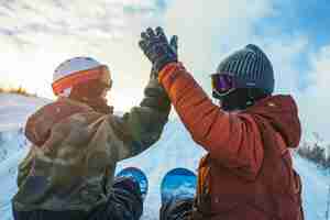 Foto gratuita escena fotorrealista de invierno con personas haciendo snowboard