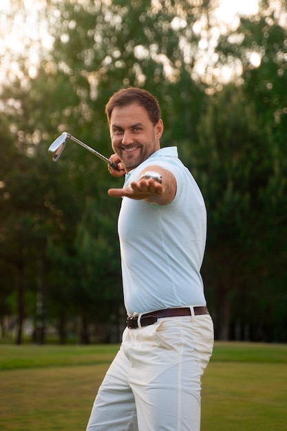 Foto gratuita escena con hombre en el campo de golf.