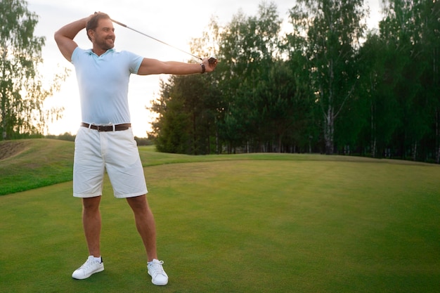 Foto gratuita escena con hombre en el campo de golf.