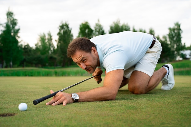 Foto gratuita escena con hombre en el campo de golf.