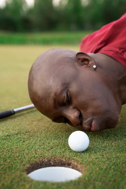 Foto gratuita escena con hombre en el campo de golf.